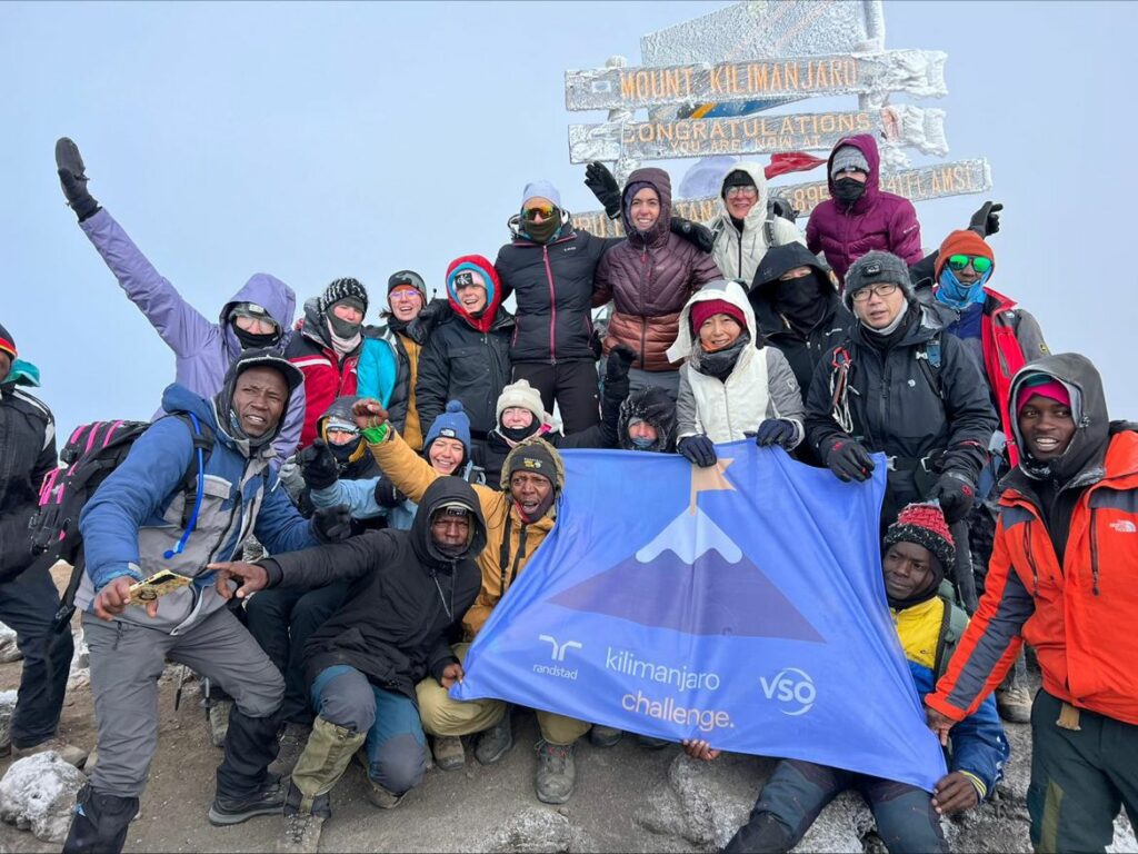 De Randstad medewerkers die de Kilimanjaro beklommen om geld op te halen voor VSO