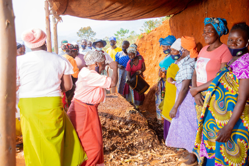 Kleinschalige boeren die biologische compost maken met behulp van fermentatie, genaamd Bokashi. (Manicaland, Zimbabwe)