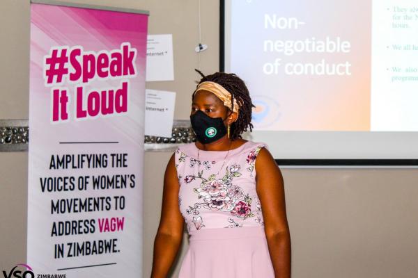 Changemaker Margret Damba tijdens het geven van een weerbaarheidstraining. Mashonaland, Zimbabwe. 