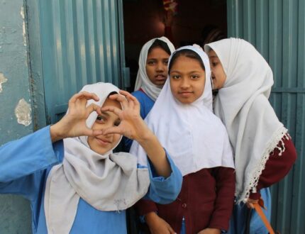 Deze meisjes in Pakistan gaan weer naar school.