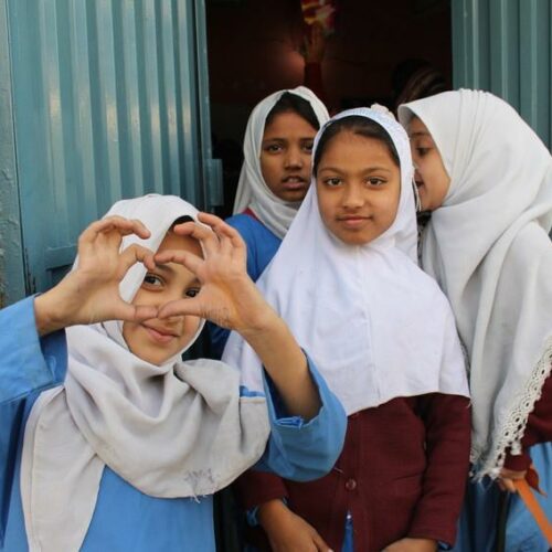 Deze meisjes in Pakistan gaan weer naar school.