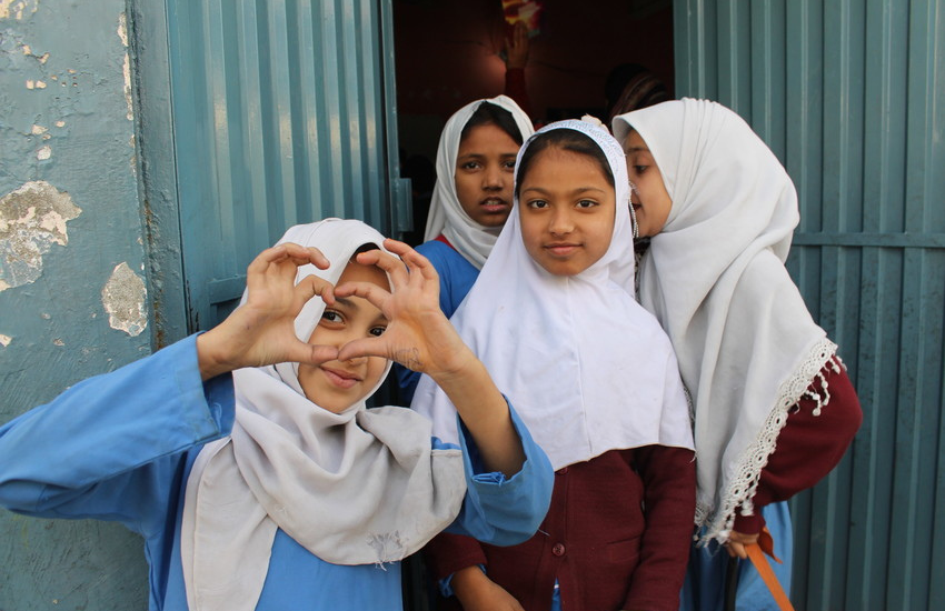 Deze meisjes in Pakistan gaan weer naar school.