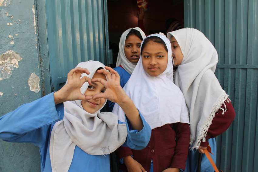 Deze meisjes in Pakistan gaan weer naar school.