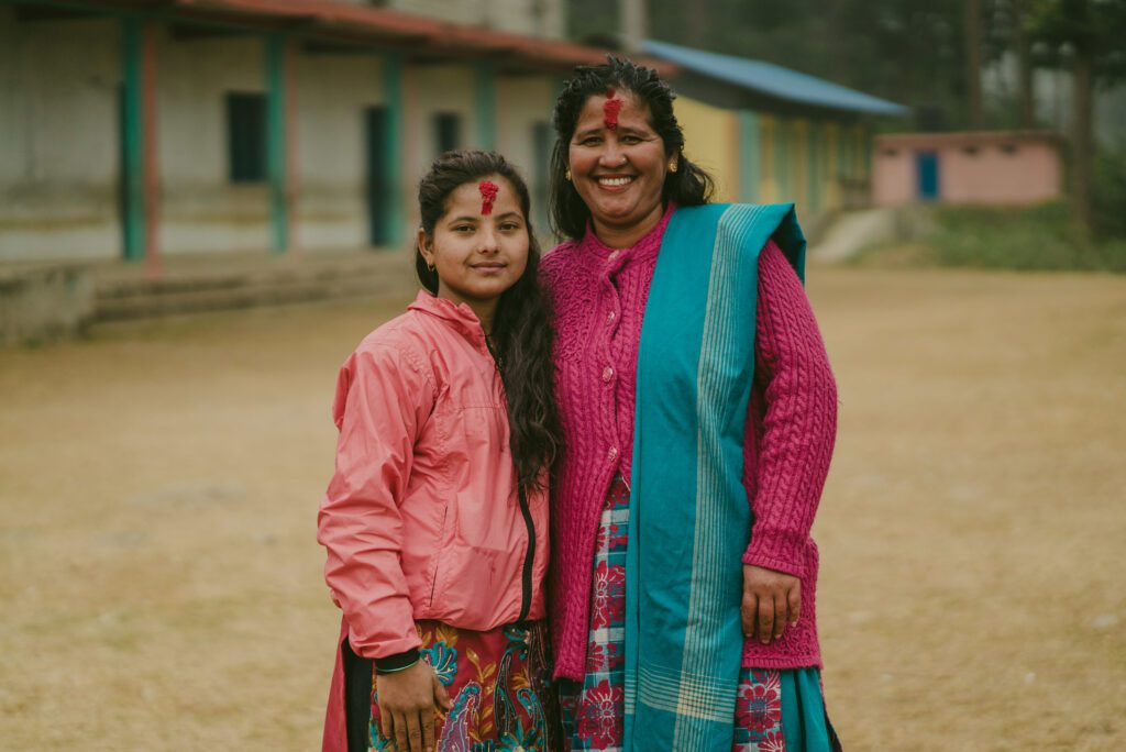 Durga met Nirmala, een van haar ‘little sisters’
