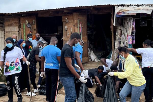 Tijdens ‘street clean ups’ hebben meer dan 300 vrijwilligers en 100 inwoners de straten in Abuja, Nigeria opgeruimd. 