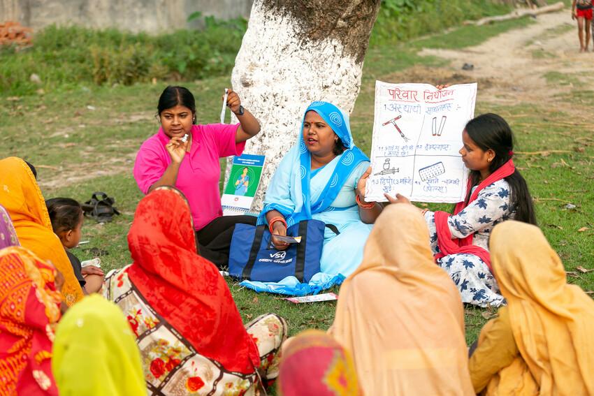 Nationale vrijwilliger Aarati Patel geeft voorlichting over anticonceptiemiddelen.