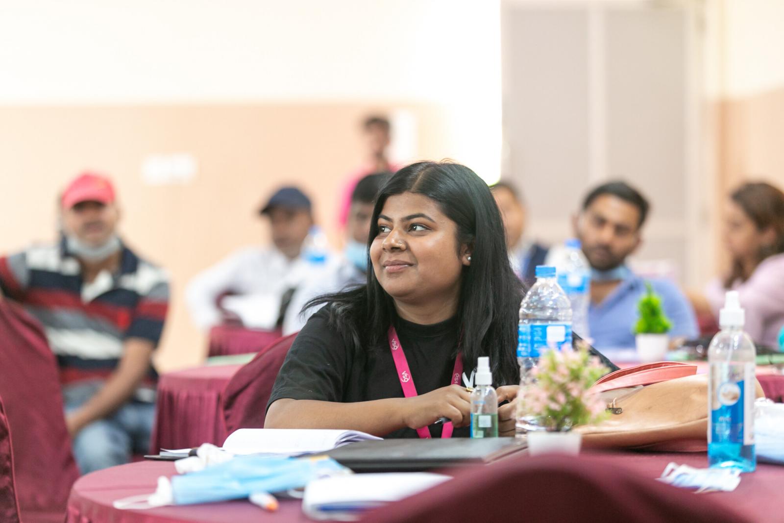 Natonionale vrijwilliger Aarati Patel bij een kennisuitwisselingsforum