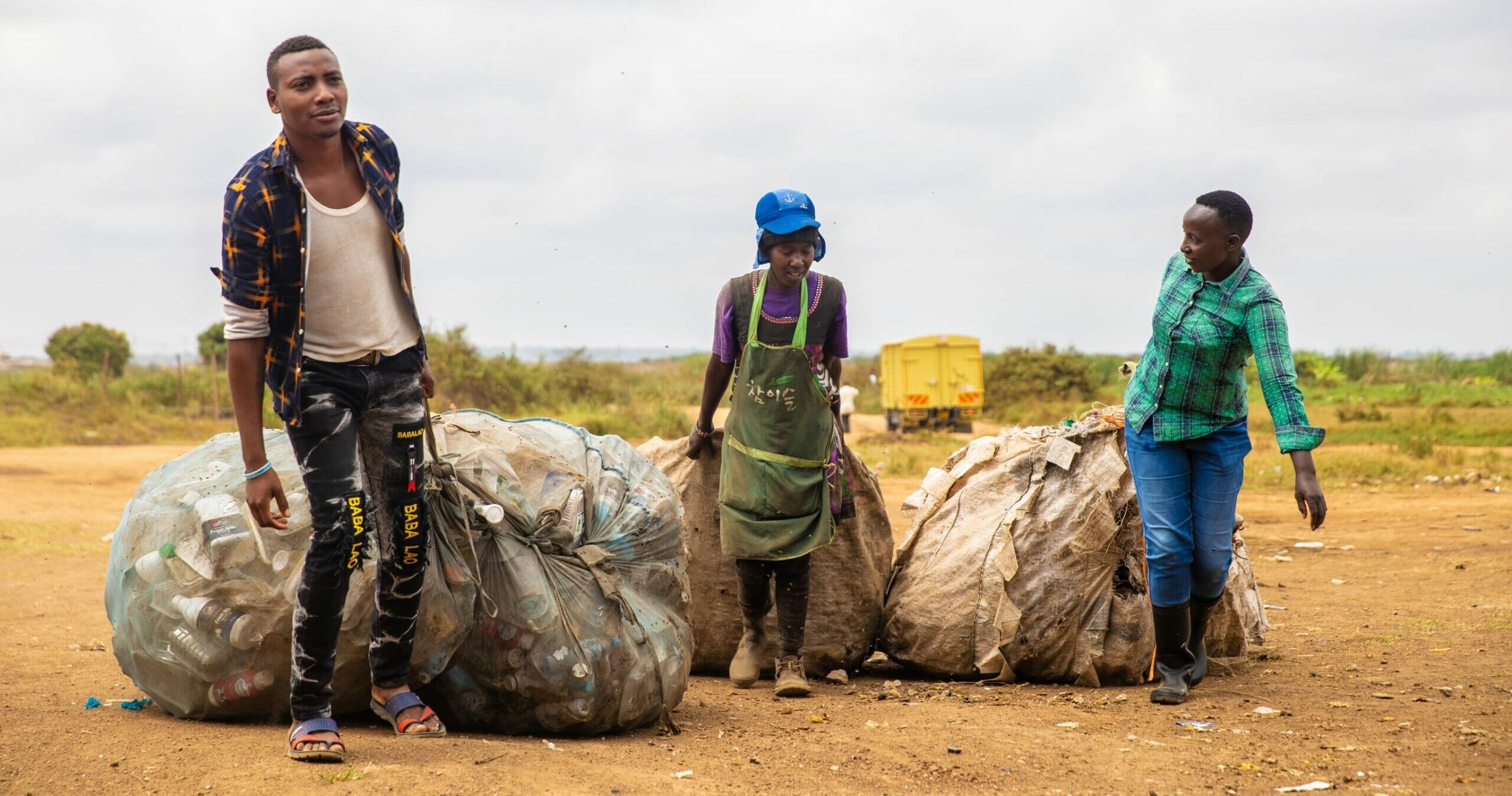 Waste pickers met grote zakken afval