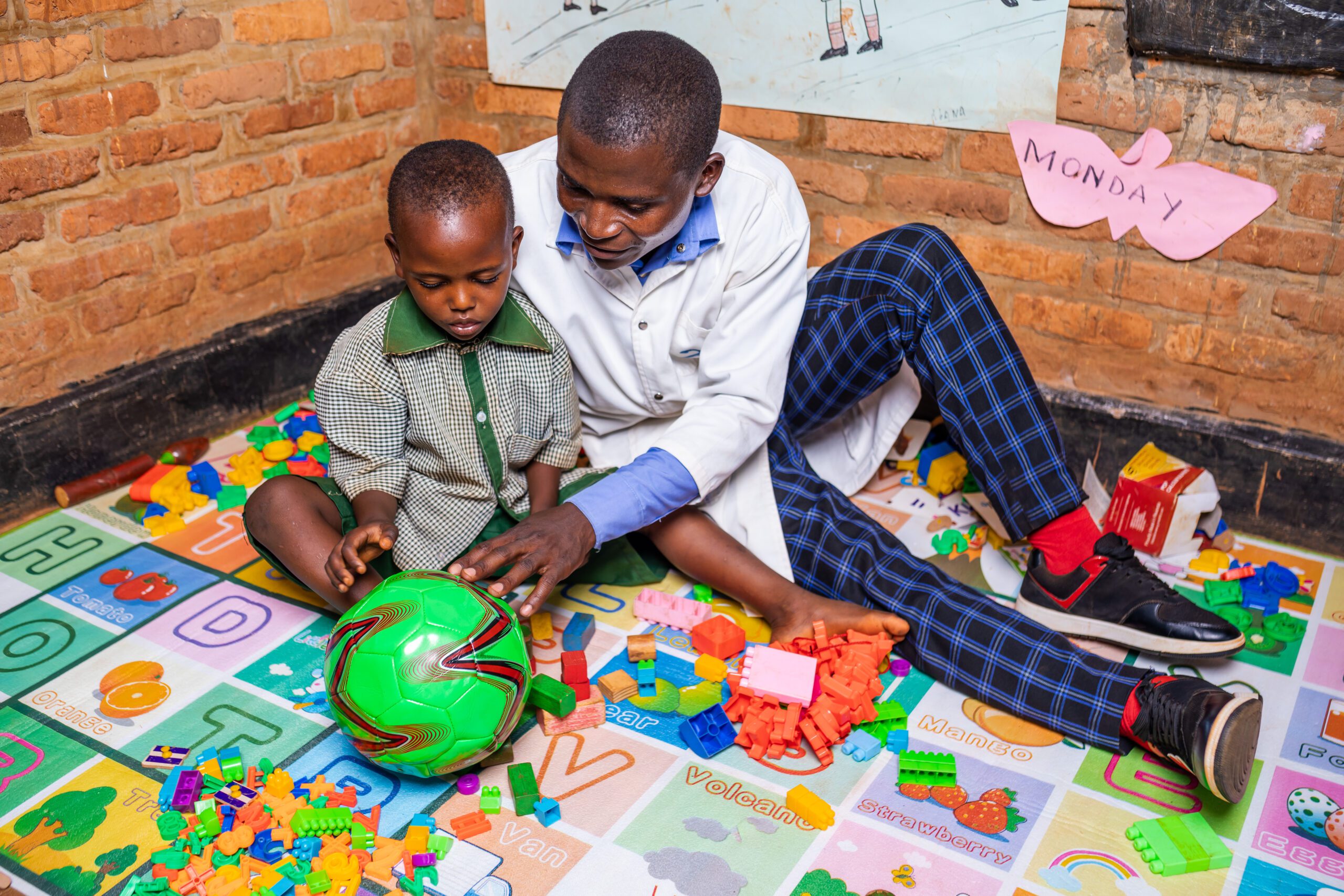 Let's learn through Play in Rwanda - docent Olivier